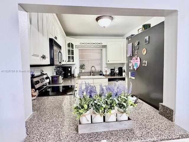 Active With Contract: $199,000 (2 beds, 2 baths, 950 Square Feet)