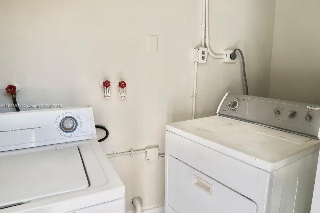 Recently Rented: $2,600 (2 beds, 2 baths, 1738 Square Feet)