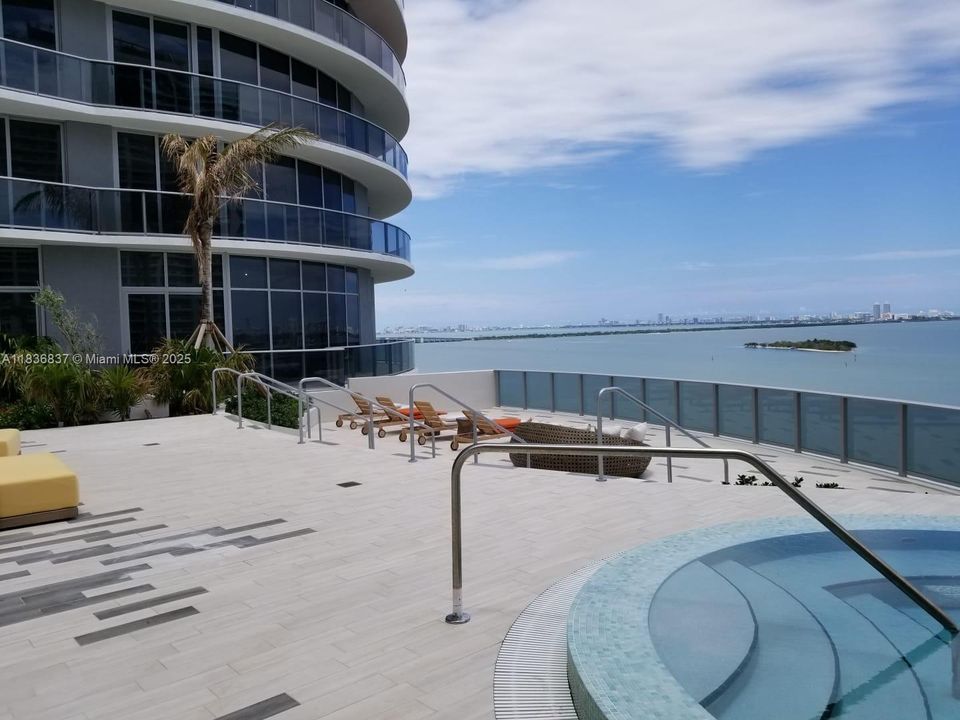 合同活跃: $669,900 (2 贝兹, 2 浴室, 1038 平方英尺)