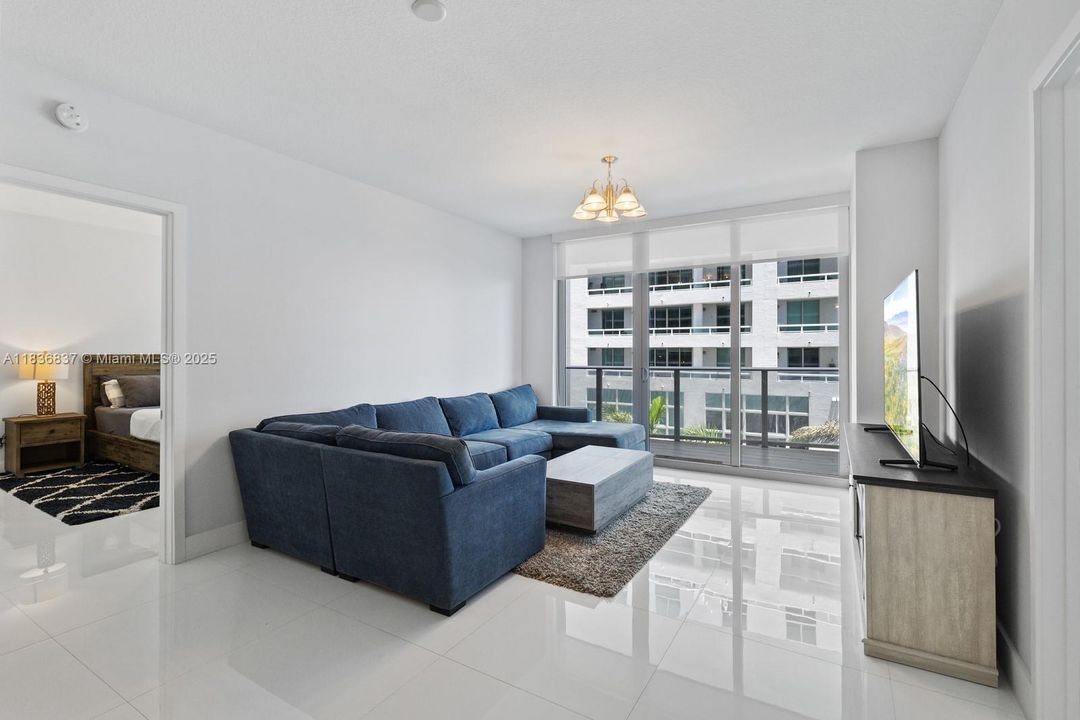 合同活跃: $669,900 (2 贝兹, 2 浴室, 1038 平方英尺)