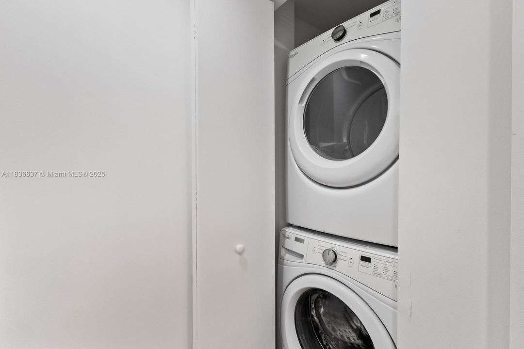 合同活跃: $669,900 (2 贝兹, 2 浴室, 1038 平方英尺)