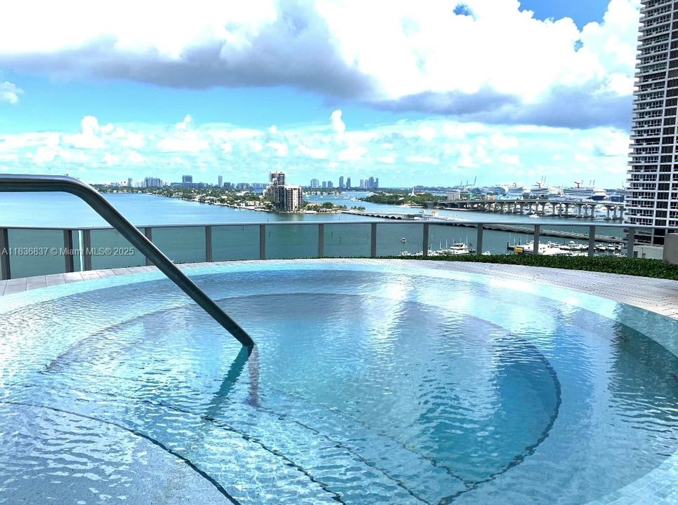 合同活跃: $669,900 (2 贝兹, 2 浴室, 1038 平方英尺)