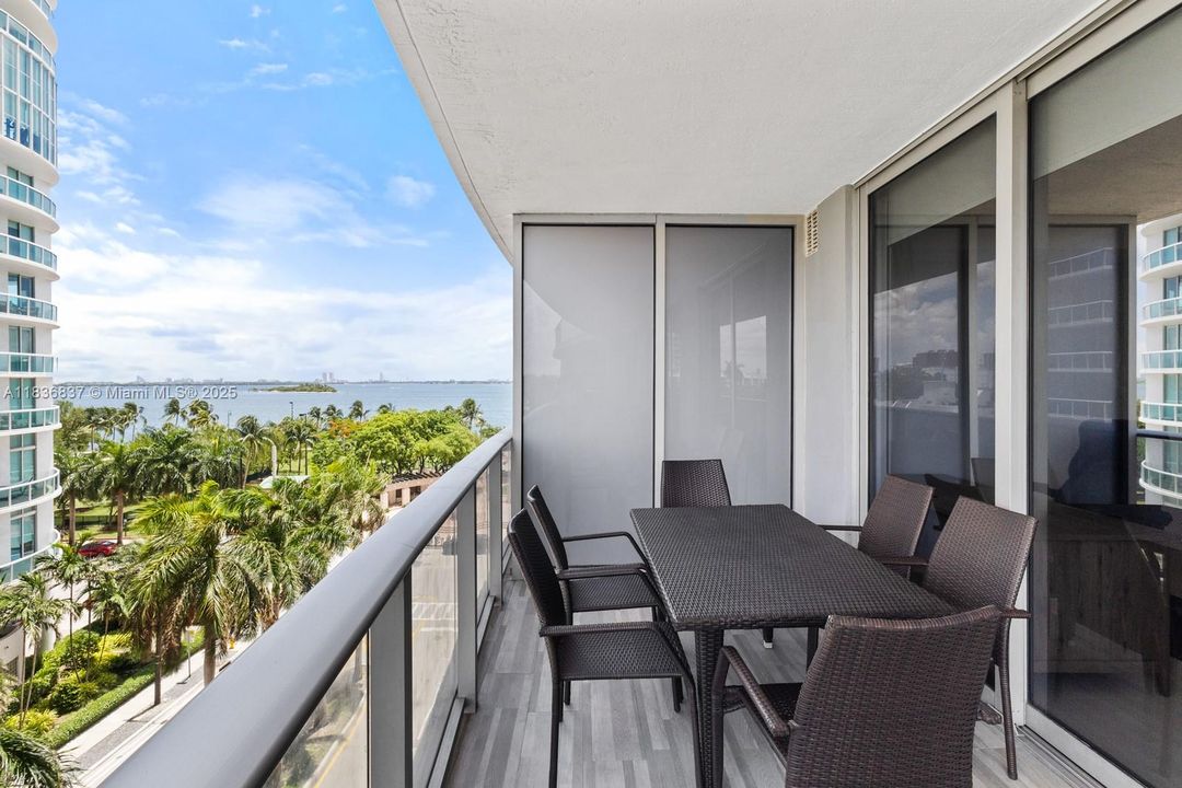 合同活跃: $669,900 (2 贝兹, 2 浴室, 1038 平方英尺)