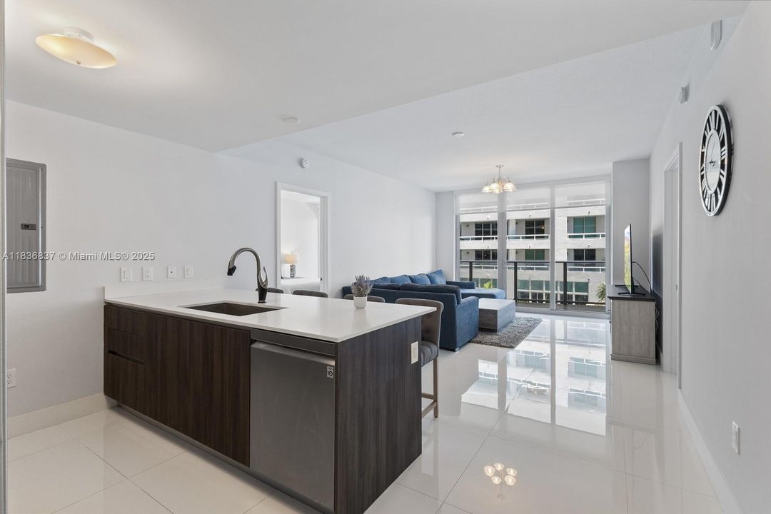 合同活跃: $669,900 (2 贝兹, 2 浴室, 1038 平方英尺)