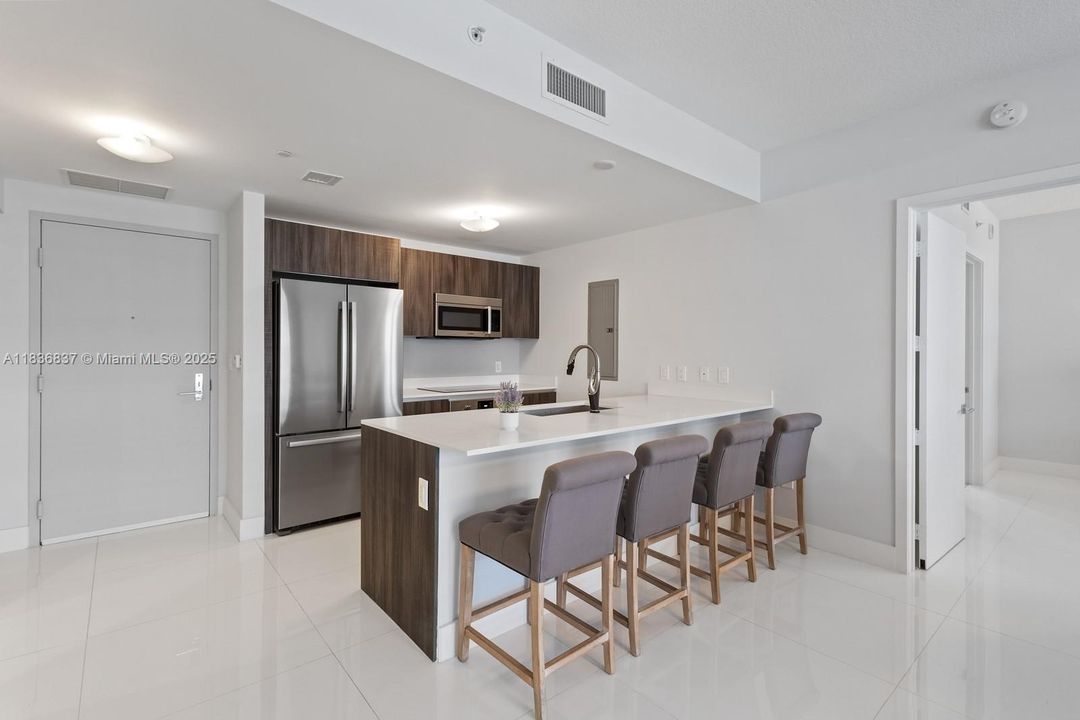 合同活跃: $669,900 (2 贝兹, 2 浴室, 1038 平方英尺)