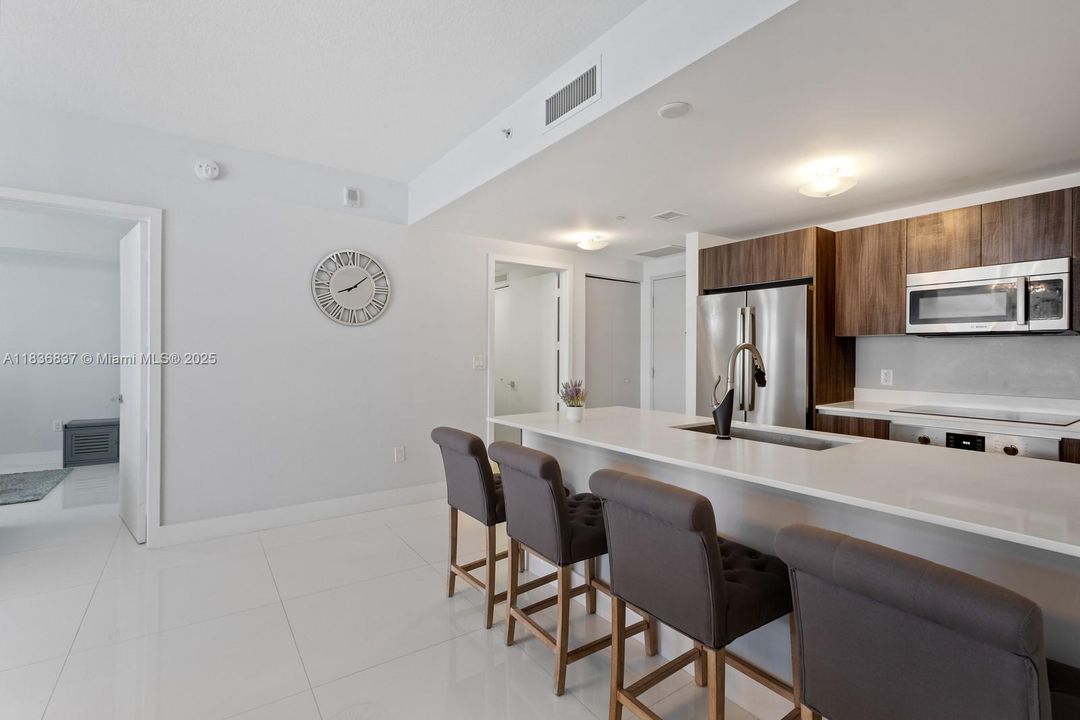 合同活跃: $669,900 (2 贝兹, 2 浴室, 1038 平方英尺)