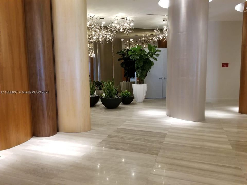 合同活跃: $669,900 (2 贝兹, 2 浴室, 1038 平方英尺)