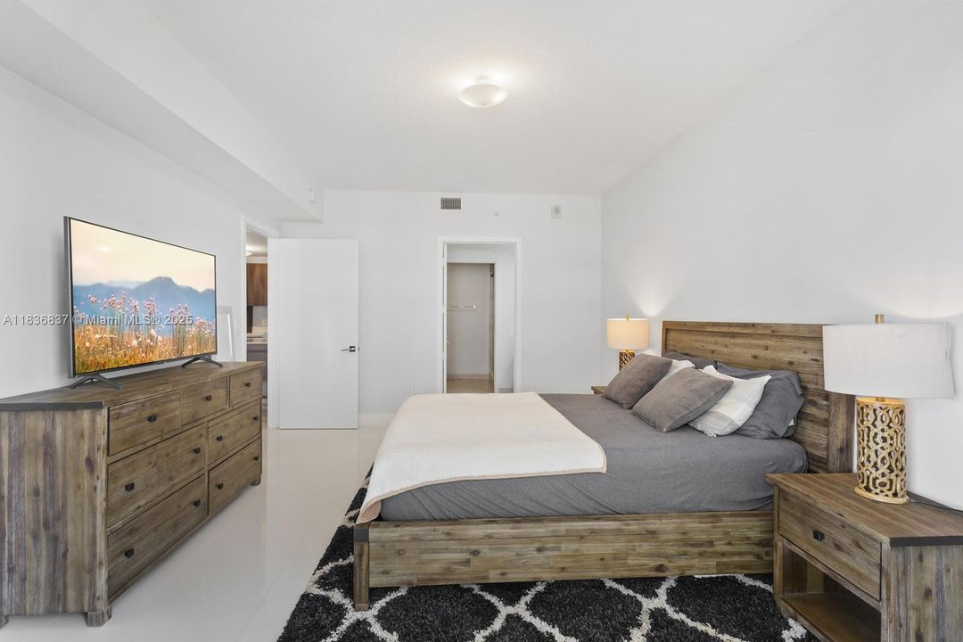 合同活跃: $669,900 (2 贝兹, 2 浴室, 1038 平方英尺)