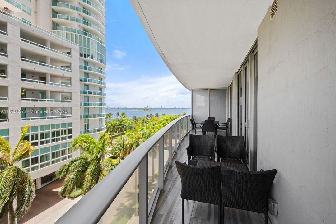 合同活跃: $669,900 (2 贝兹, 2 浴室, 1038 平方英尺)