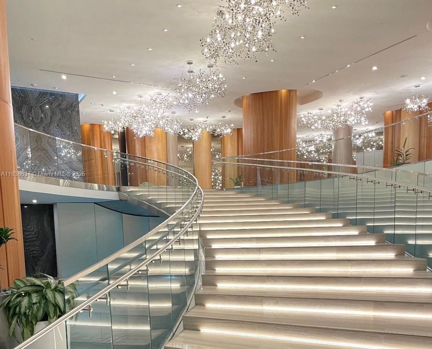 合同活跃: $669,900 (2 贝兹, 2 浴室, 1038 平方英尺)