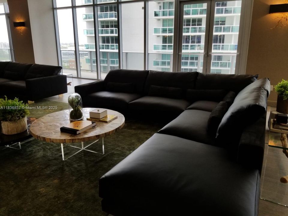 合同活跃: $669,900 (2 贝兹, 2 浴室, 1038 平方英尺)