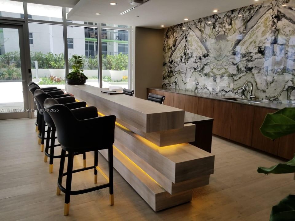 合同活跃: $669,900 (2 贝兹, 2 浴室, 1038 平方英尺)