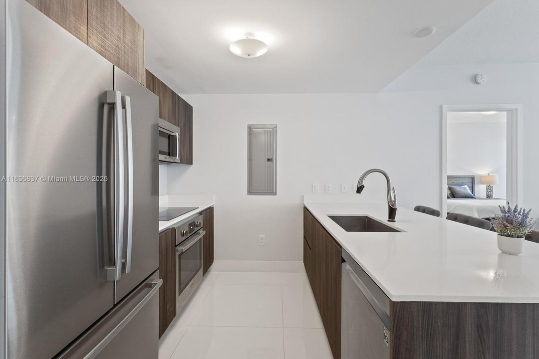 合同活跃: $669,900 (2 贝兹, 2 浴室, 1038 平方英尺)