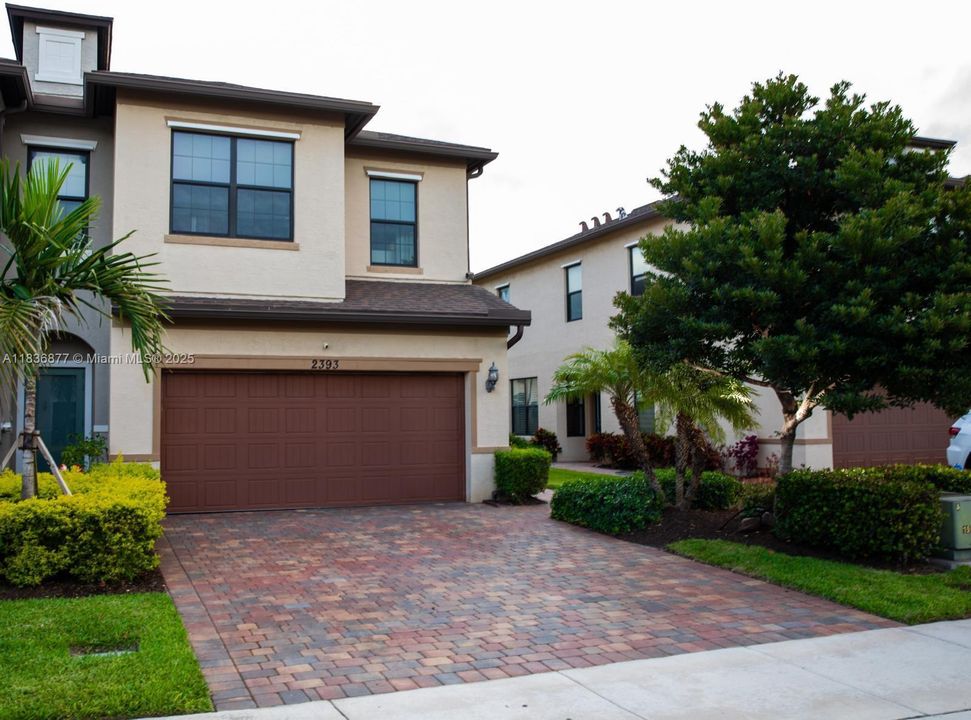 Activo con contrato: $469,000 (3 camas, 2 baños, 1691 Pies cuadrados)