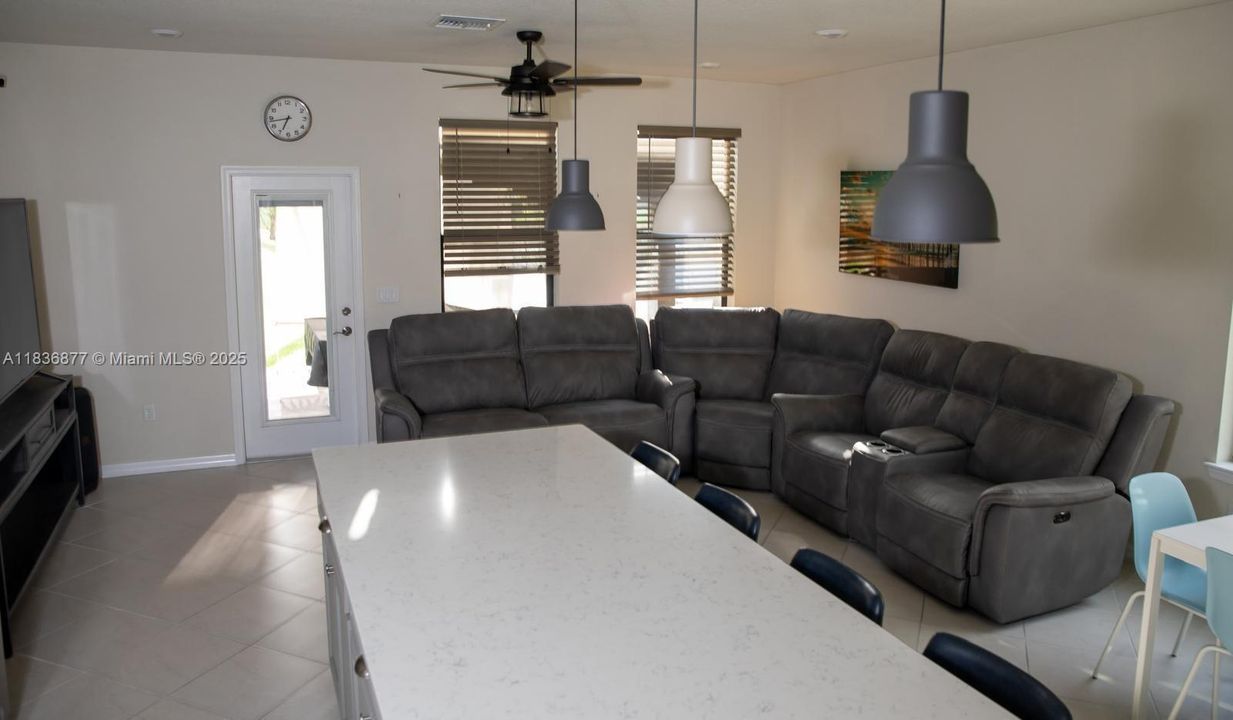 Activo con contrato: $469,000 (3 camas, 2 baños, 1691 Pies cuadrados)