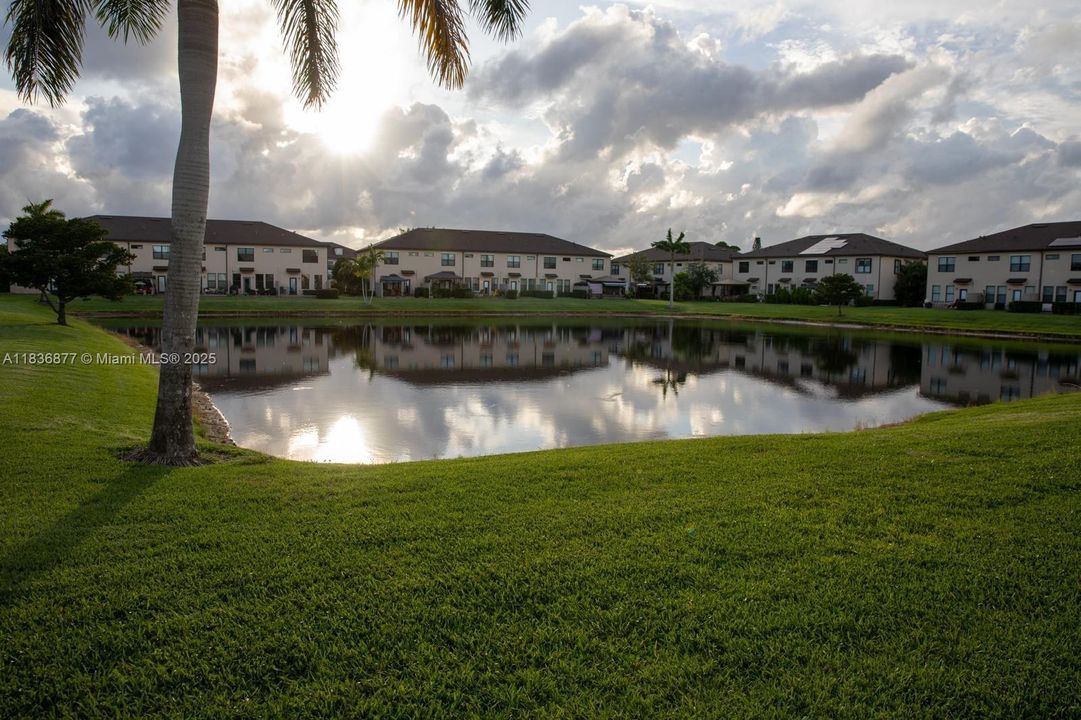 Activo con contrato: $469,000 (3 camas, 2 baños, 1691 Pies cuadrados)