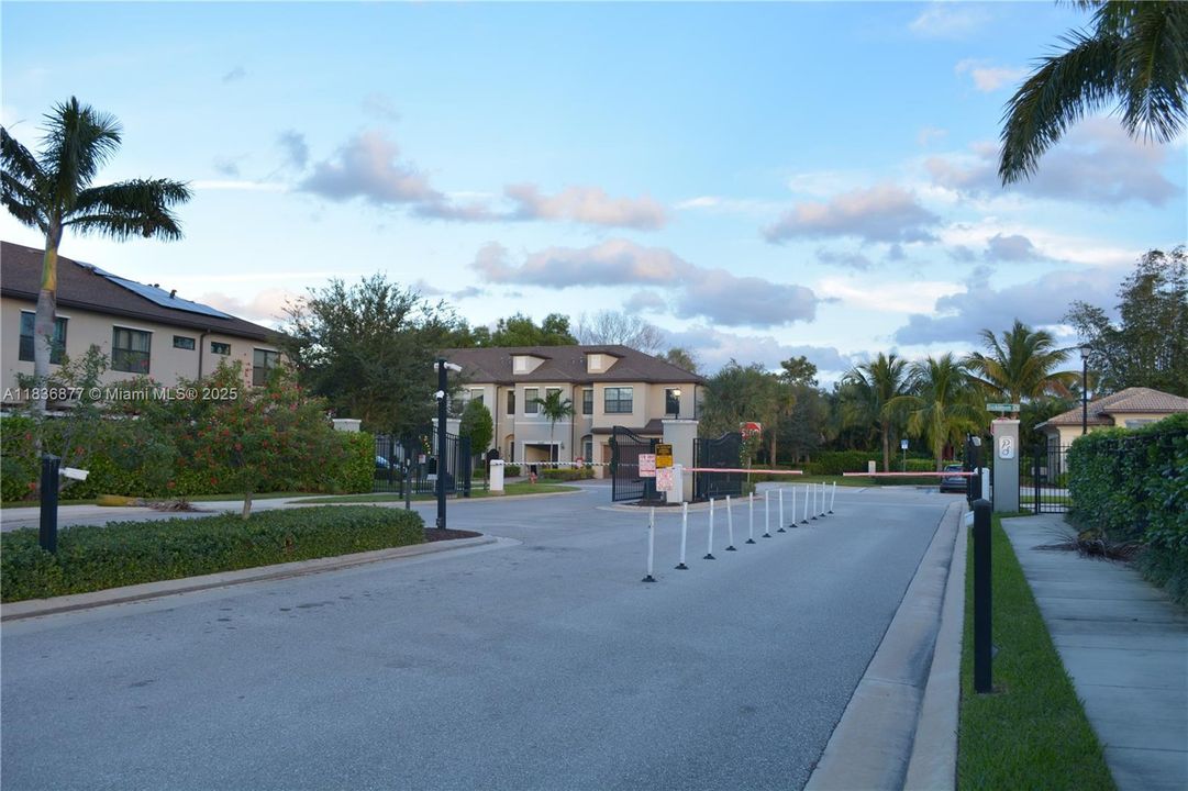 Activo con contrato: $469,000 (3 camas, 2 baños, 1691 Pies cuadrados)