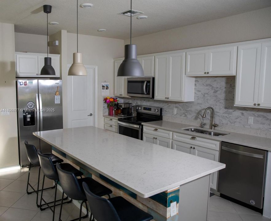 Activo con contrato: $469,000 (3 camas, 2 baños, 1691 Pies cuadrados)