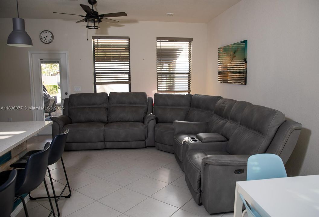 Activo con contrato: $469,000 (3 camas, 2 baños, 1691 Pies cuadrados)