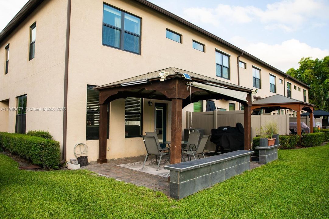 Activo con contrato: $469,000 (3 camas, 2 baños, 1691 Pies cuadrados)