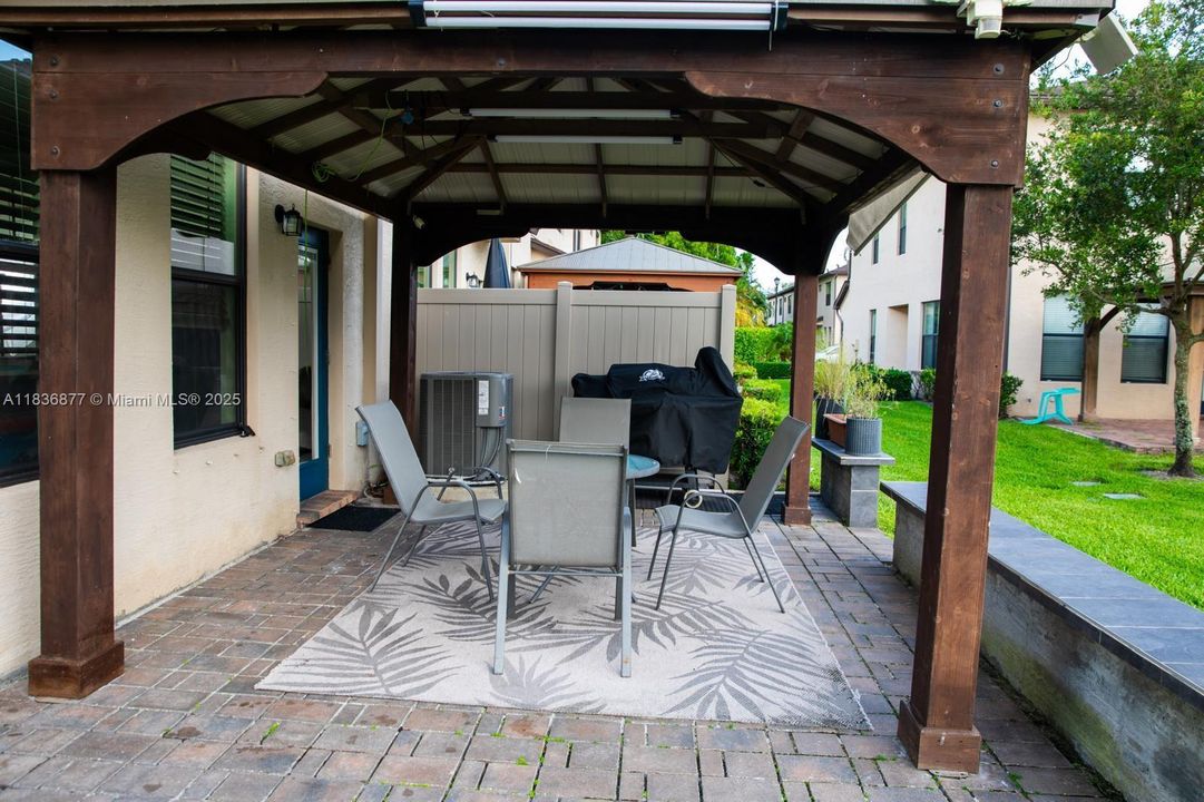 Activo con contrato: $469,000 (3 camas, 2 baños, 1691 Pies cuadrados)