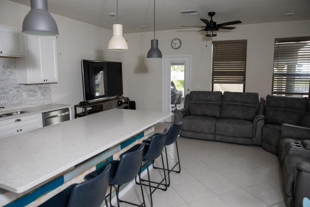 Activo con contrato: $469,000 (3 camas, 2 baños, 1691 Pies cuadrados)