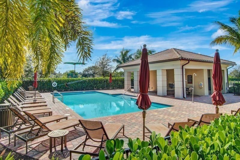 Activo con contrato: $469,000 (3 camas, 2 baños, 1691 Pies cuadrados)