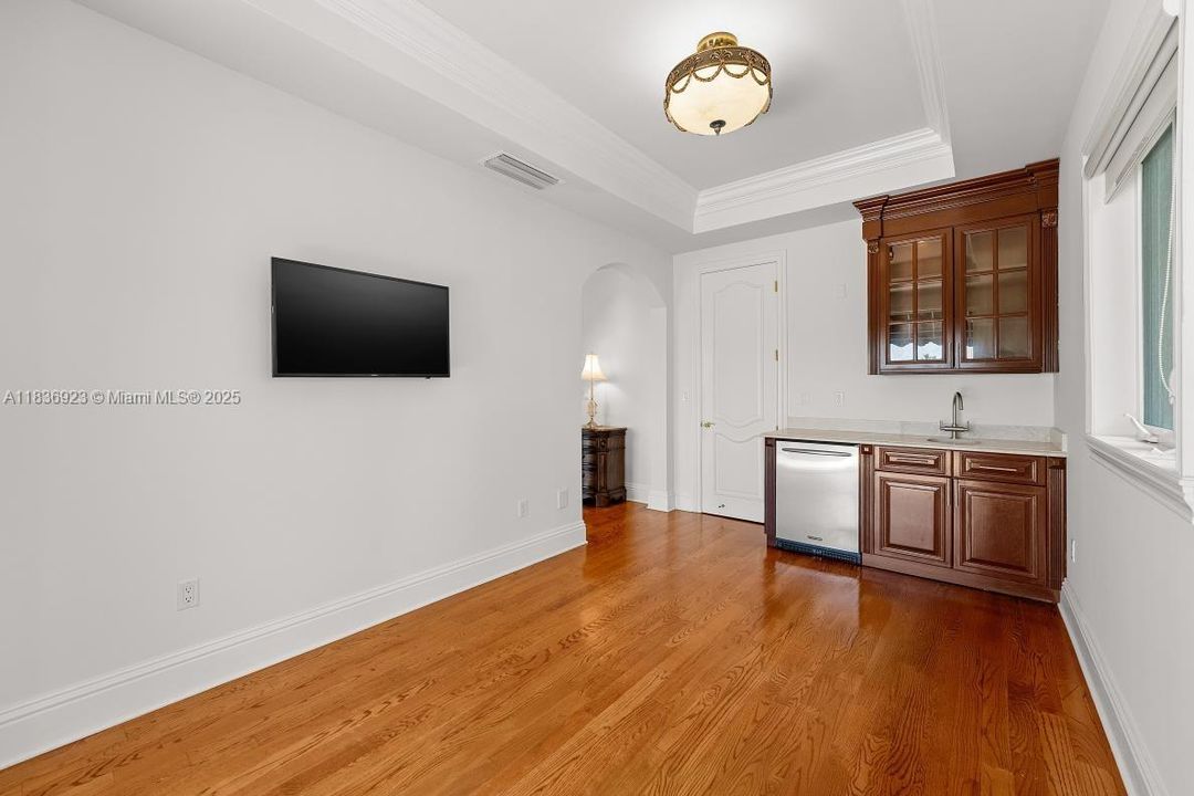 For Sale: $14,000,000 (6 beds, 5 baths, 5645 Square Feet)