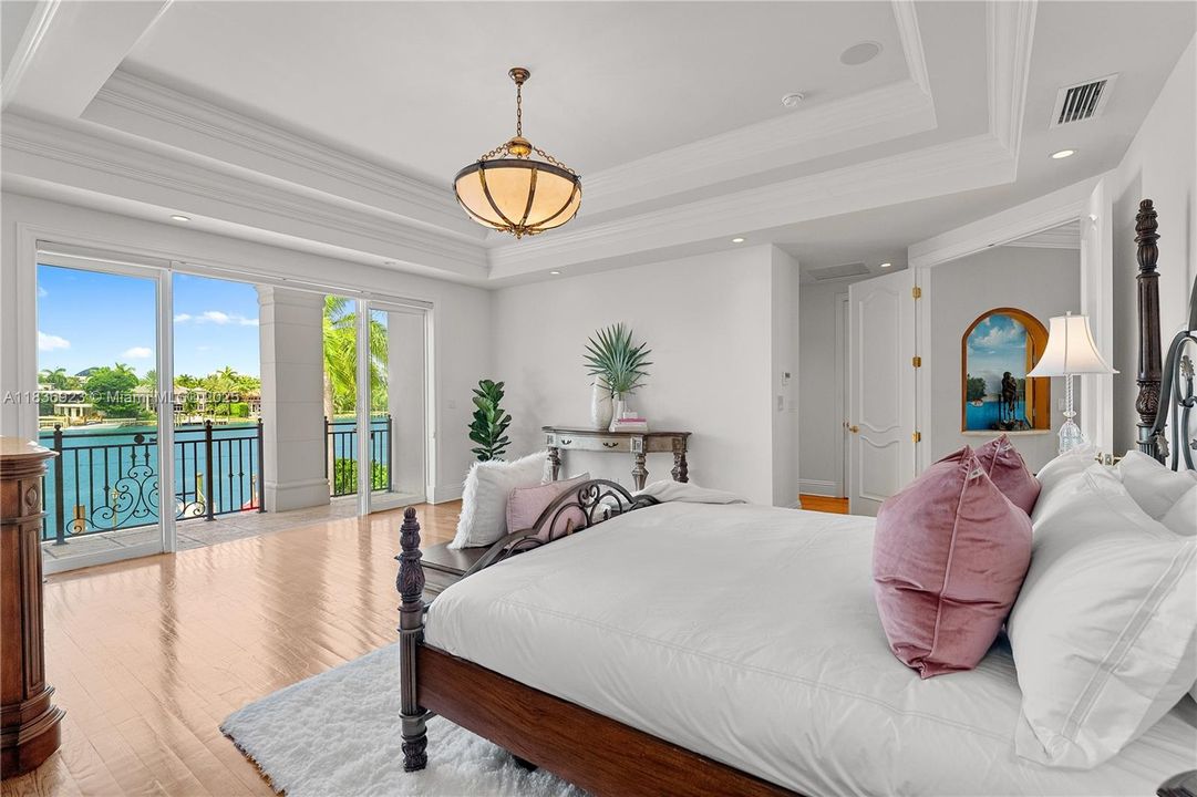 For Sale: $14,000,000 (6 beds, 5 baths, 5645 Square Feet)