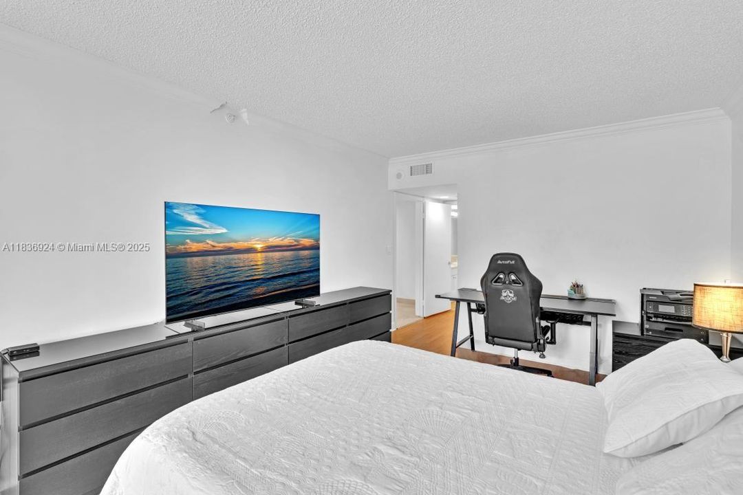 For Sale: $769,000 (2 beds, 2 baths, 1570 Square Feet)