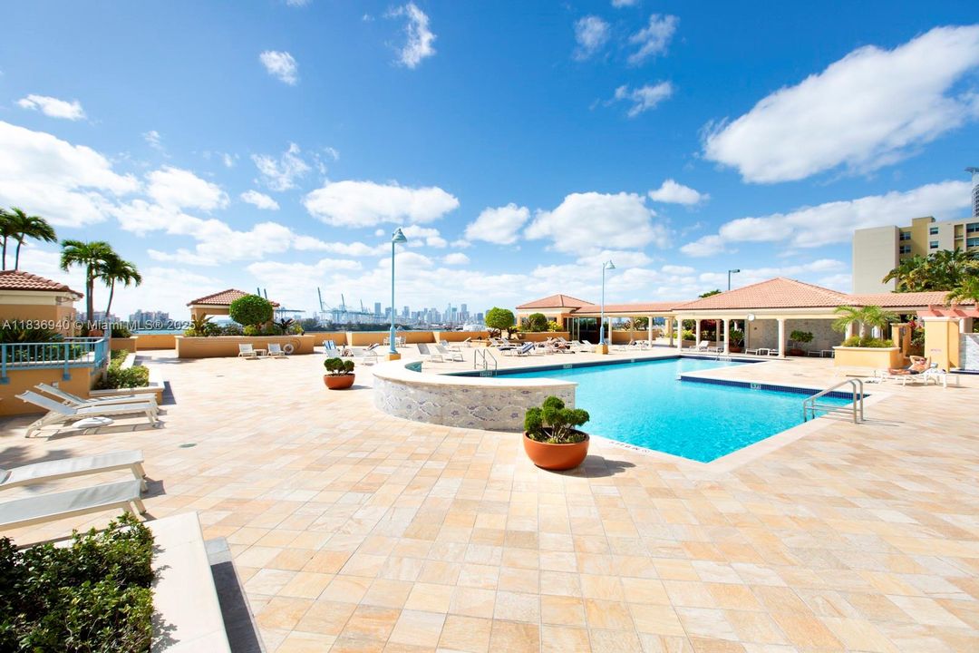 Recently Sold: $825,000 (1 beds, 1 baths, 780 Square Feet)