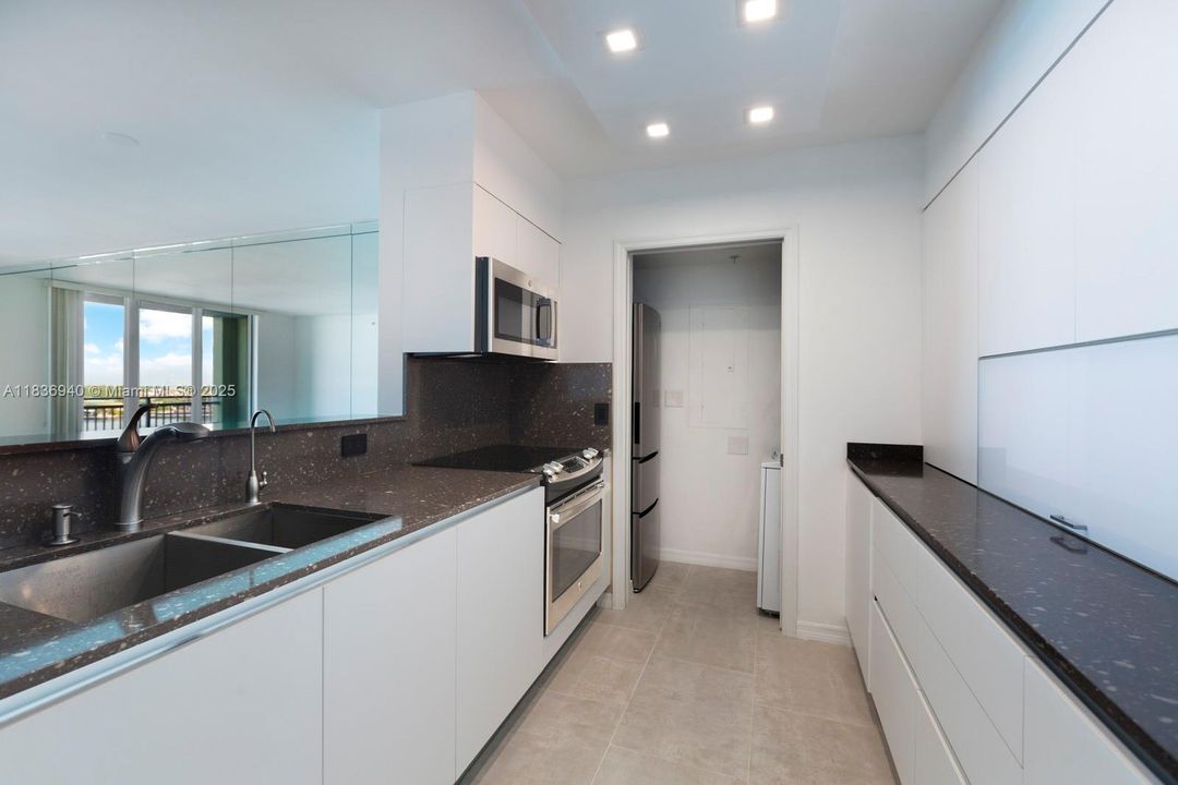 Recently Sold: $825,000 (1 beds, 1 baths, 780 Square Feet)