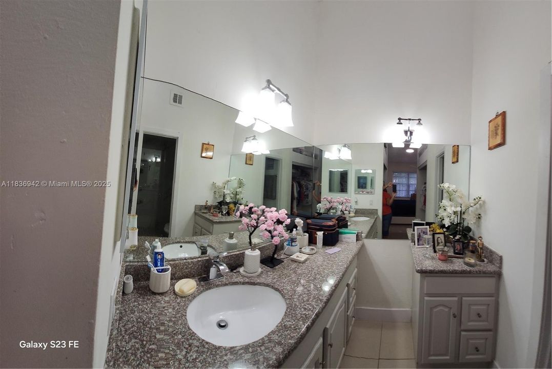 Recently Rented: $2,700 (2 beds, 2 baths, 1089 Square Feet)