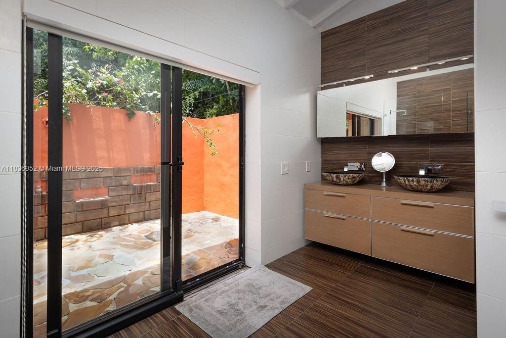 Active With Contract: $3,575,000 (3 beds, 2 baths, 2385 Square Feet)