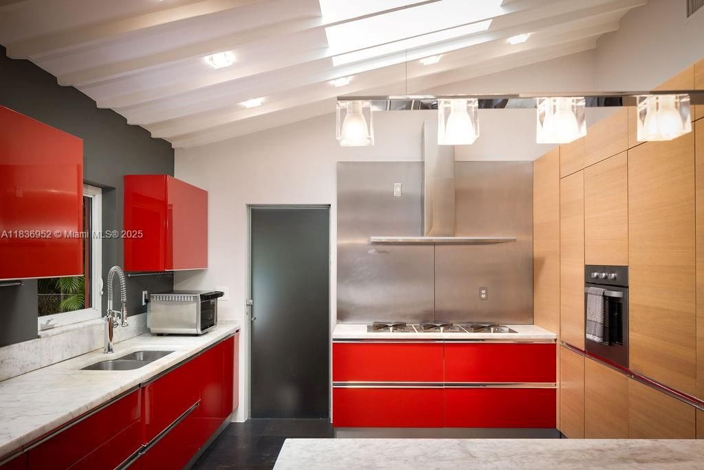 Active With Contract: $3,575,000 (3 beds, 2 baths, 2385 Square Feet)