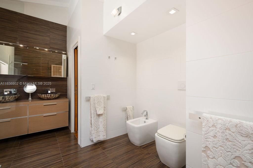 Active With Contract: $3,575,000 (3 beds, 2 baths, 2385 Square Feet)