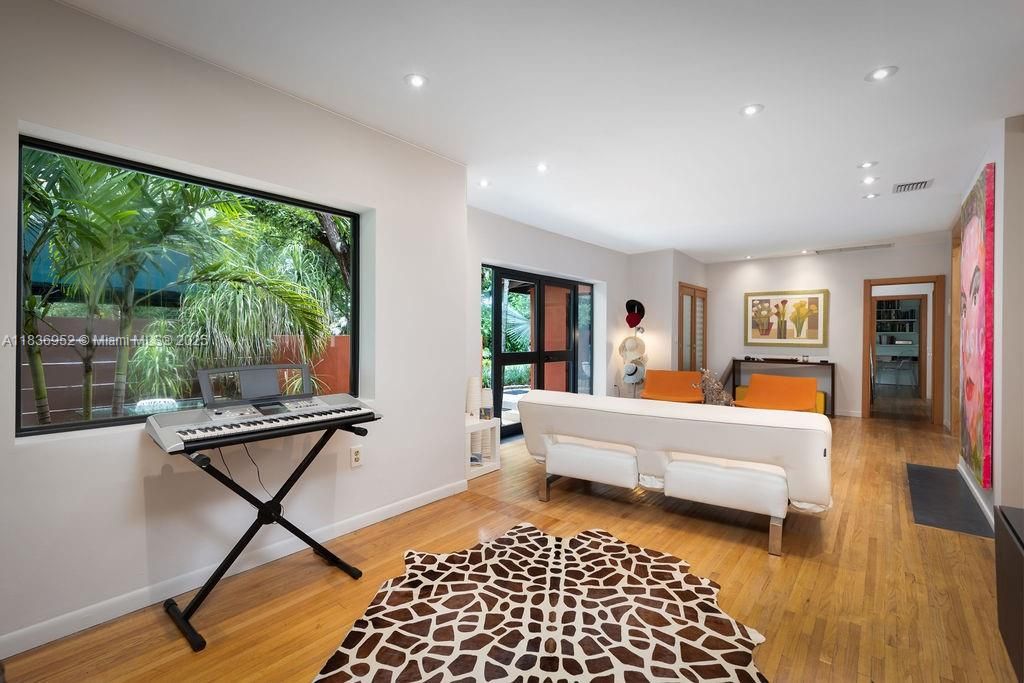 Active With Contract: $3,575,000 (3 beds, 2 baths, 2385 Square Feet)