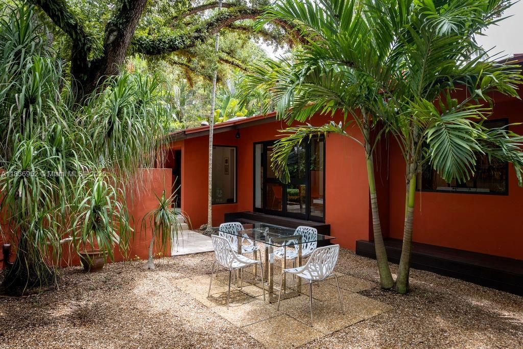 Active With Contract: $3,575,000 (3 beds, 2 baths, 2385 Square Feet)