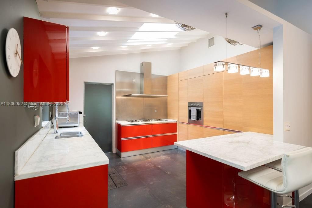 Active With Contract: $3,575,000 (3 beds, 2 baths, 2385 Square Feet)