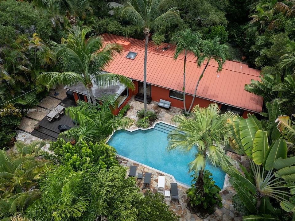 Active With Contract: $3,575,000 (3 beds, 2 baths, 2385 Square Feet)