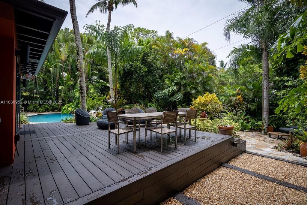 Active With Contract: $3,575,000 (3 beds, 2 baths, 2385 Square Feet)