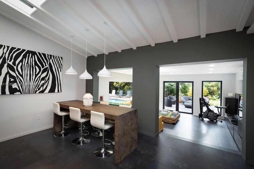 Active With Contract: $3,575,000 (3 beds, 2 baths, 2385 Square Feet)