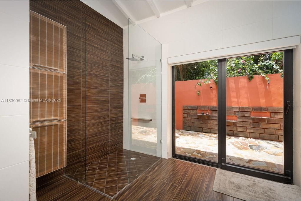 Active With Contract: $3,575,000 (3 beds, 2 baths, 2385 Square Feet)