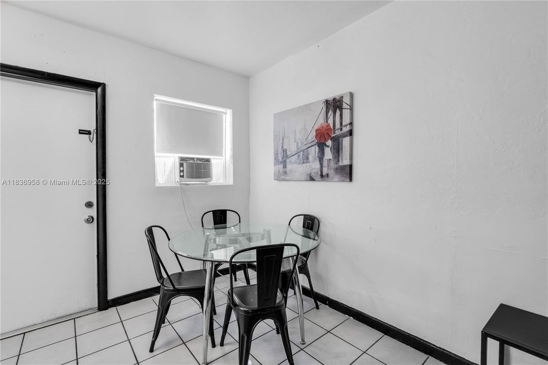 Recently Rented: $1,800 (1 beds, 1 baths, 700 Square Feet)