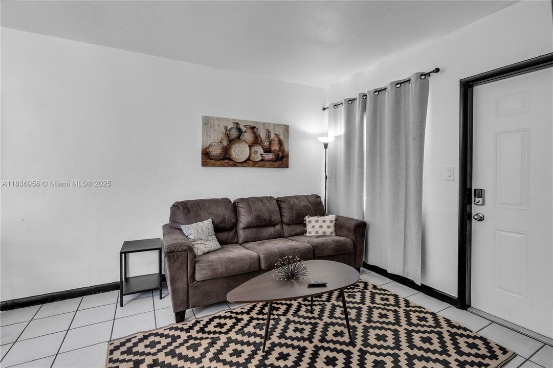 Recently Rented: $1,800 (1 beds, 1 baths, 700 Square Feet)