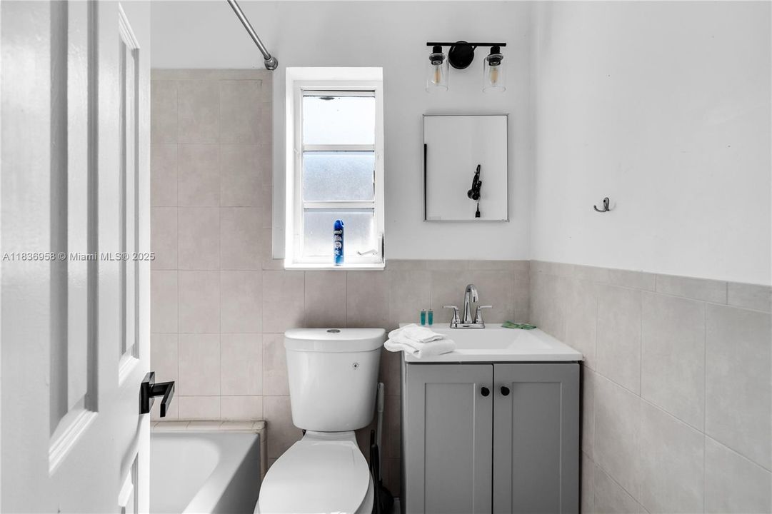 Recently Rented: $1,800 (1 beds, 1 baths, 700 Square Feet)