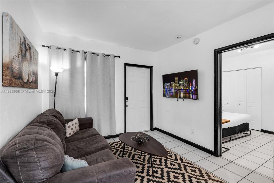 Recently Rented: $1,800 (1 beds, 1 baths, 700 Square Feet)