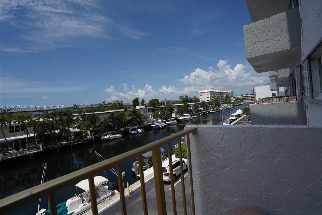 Active With Contract: $230,000 (1 beds, 1 baths, 830 Square Feet)