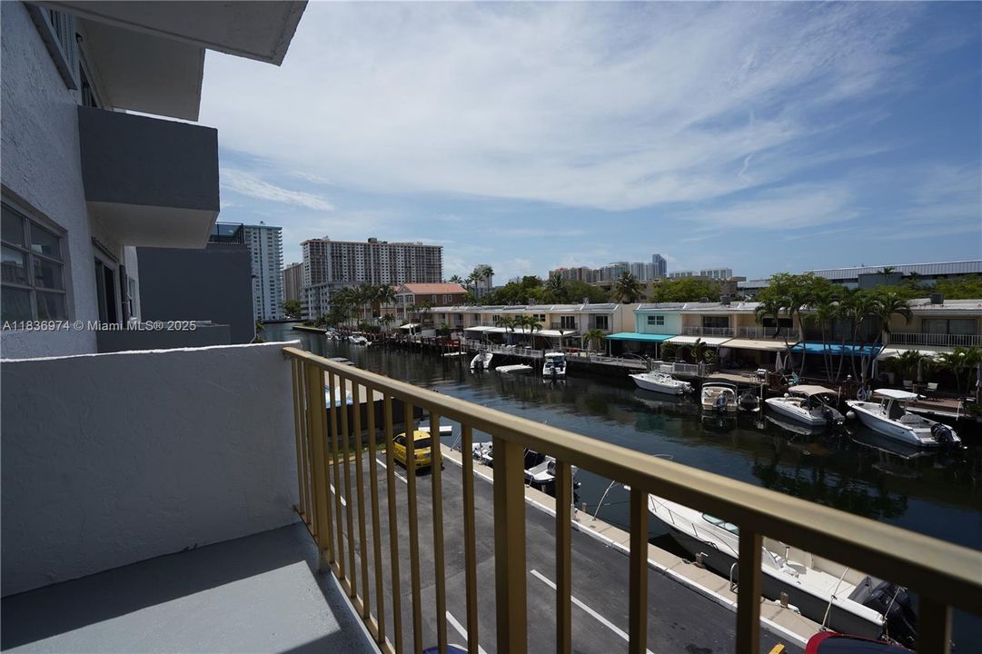 Active With Contract: $230,000 (1 beds, 1 baths, 830 Square Feet)
