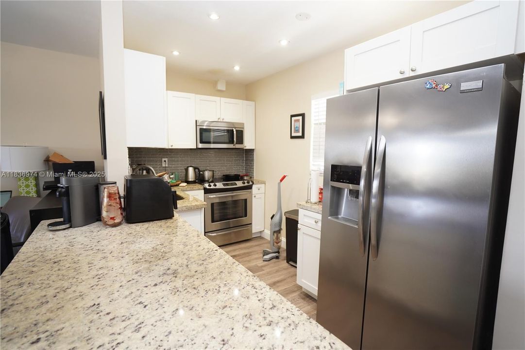 Active With Contract: $230,000 (1 beds, 1 baths, 830 Square Feet)